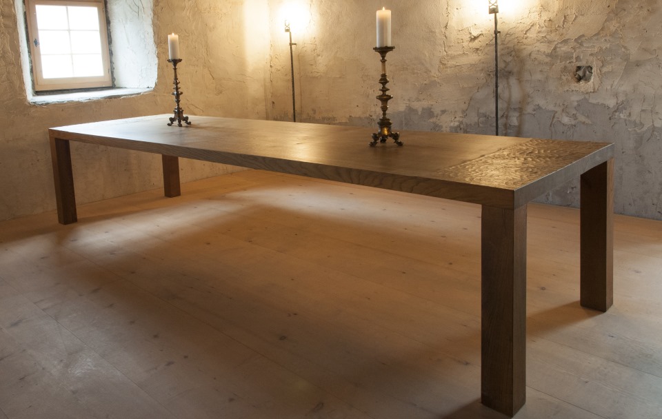 QUERCUS Der besondere Tisch in Eiche, gefertigt aus einem Brett.Grösse: 3.75 x 1 m für 14 Personen